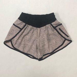 𝅺Lululemon Tracker Shorts 3 Dottie Dash Grain Black size 4